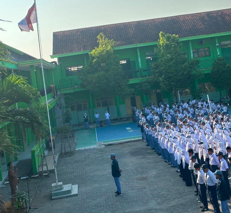Gambar Berita: Semarak MPLS SMK Ma'arif NU Mantup: Kepala Sekolah Tekankan Pentingnya Akhlak dan Kompetensi